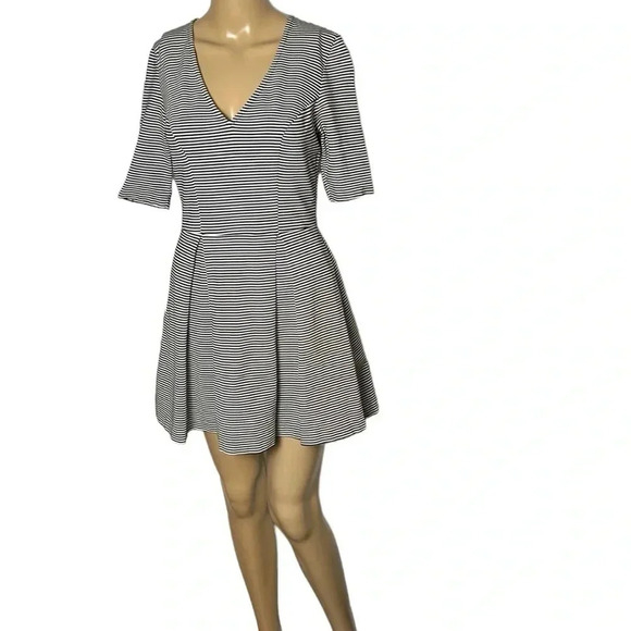 Guess dress ,women S. Black & White striped,fit & flare,pleats,V-neck,classic,EC - Picture 2 of 15